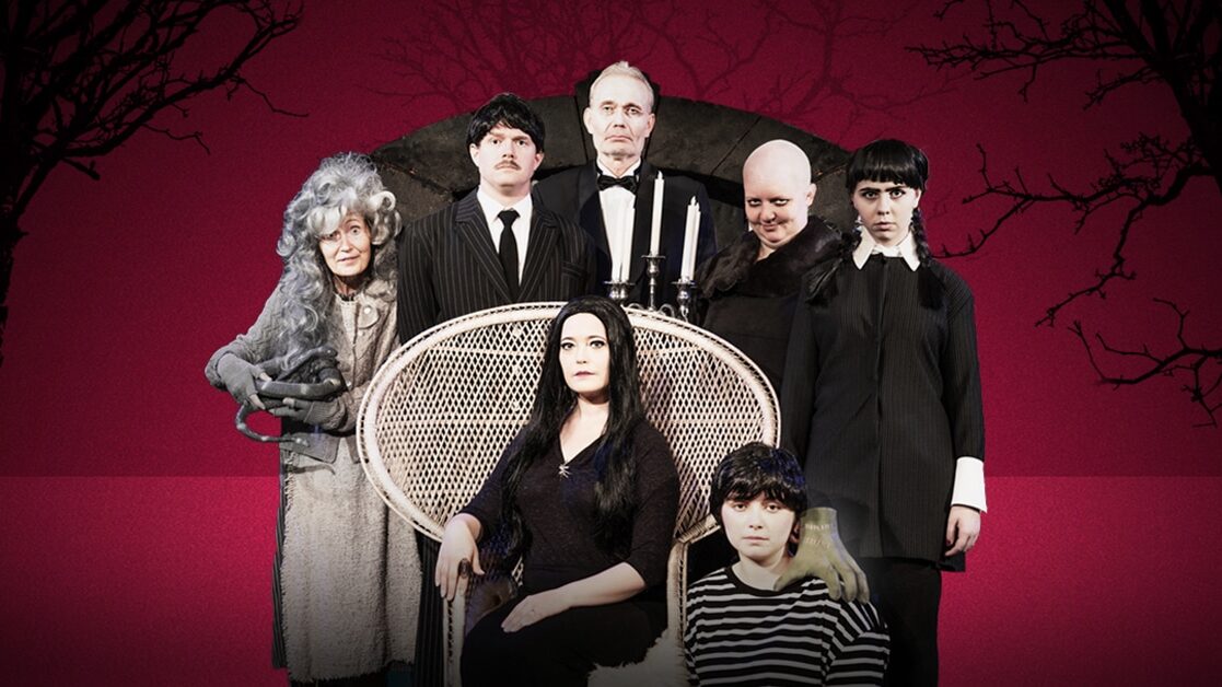 Bild på hela Familjen Addams med samtliga karaktärer från familjen. Röd bakgrund med träd.